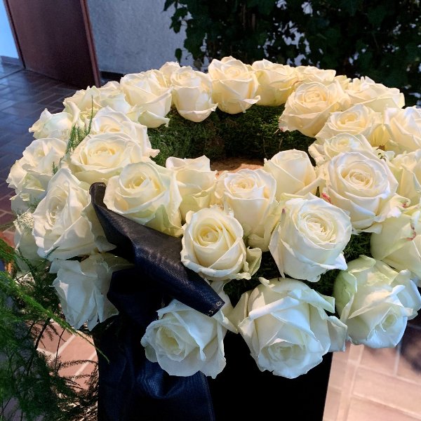Urnenkranz aus weißen Rosen Bild 1